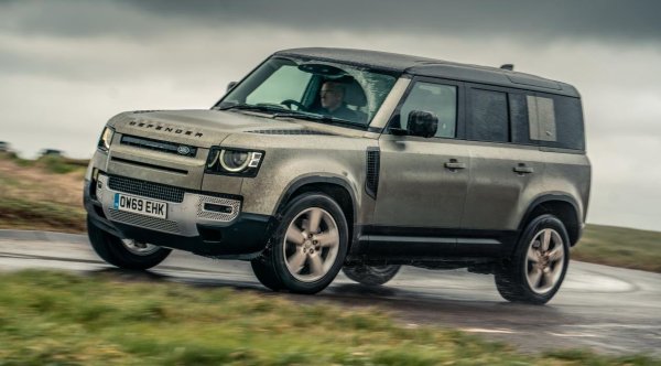 Land Rover Defender е икона, известна със способността си да се справя с тежки условия. Независимо дали изберете най-новия Defender или по-стар модел, можете да сте сигурни, че получавате превозно средство, което може да се справи с всичко, което му предложите. И така, какво го прави толкова добра кола за сняг?
Това голямо возило, снабдено със система за задвижване на всички колела, има репутацията на един от най-здравите офроудъри които се справя доста добре при заледяване. Нещо повече, някои от по-новите версии на Defender се предлагат и с режим за сняг – настройка, която оценява приплъзването, температурата, наклона и налягането – за подпомагане на сцеплението и спирането върху хлъзгави повърхности. 
Въпреки че по-старите модели на Land Rover Defender са доста по-здрави, последните итерации са много удобни отвътре, с всички допълнителни функции, които бихте очаквали, включително голям инфоразвлекателен дисплей и звукова система от най-висок клас. Получавате чанти за съхранение, много място за краката, удобни седалки и 3D съраунд камери. 
